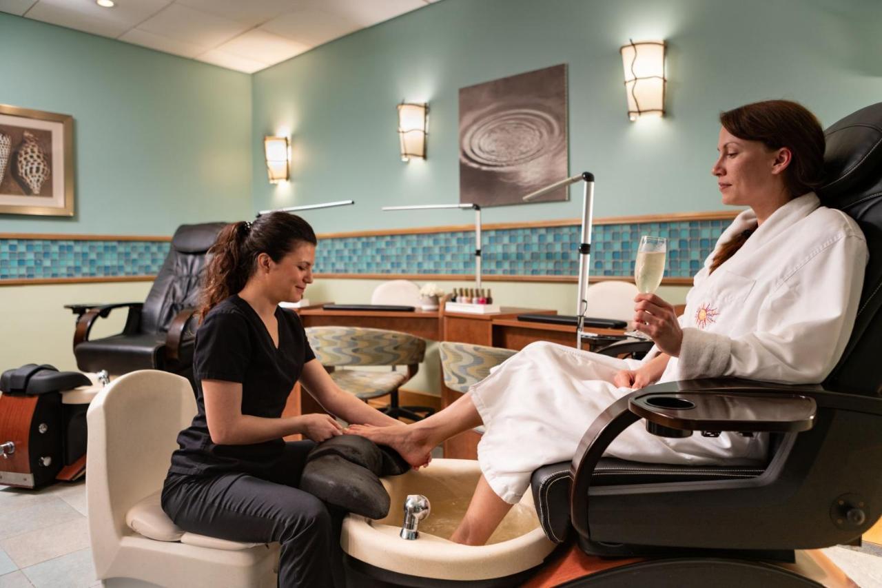 Hilton Beachfront Resort & Spa Hilton Head Island Exterior foto A woman receiving a pedicure