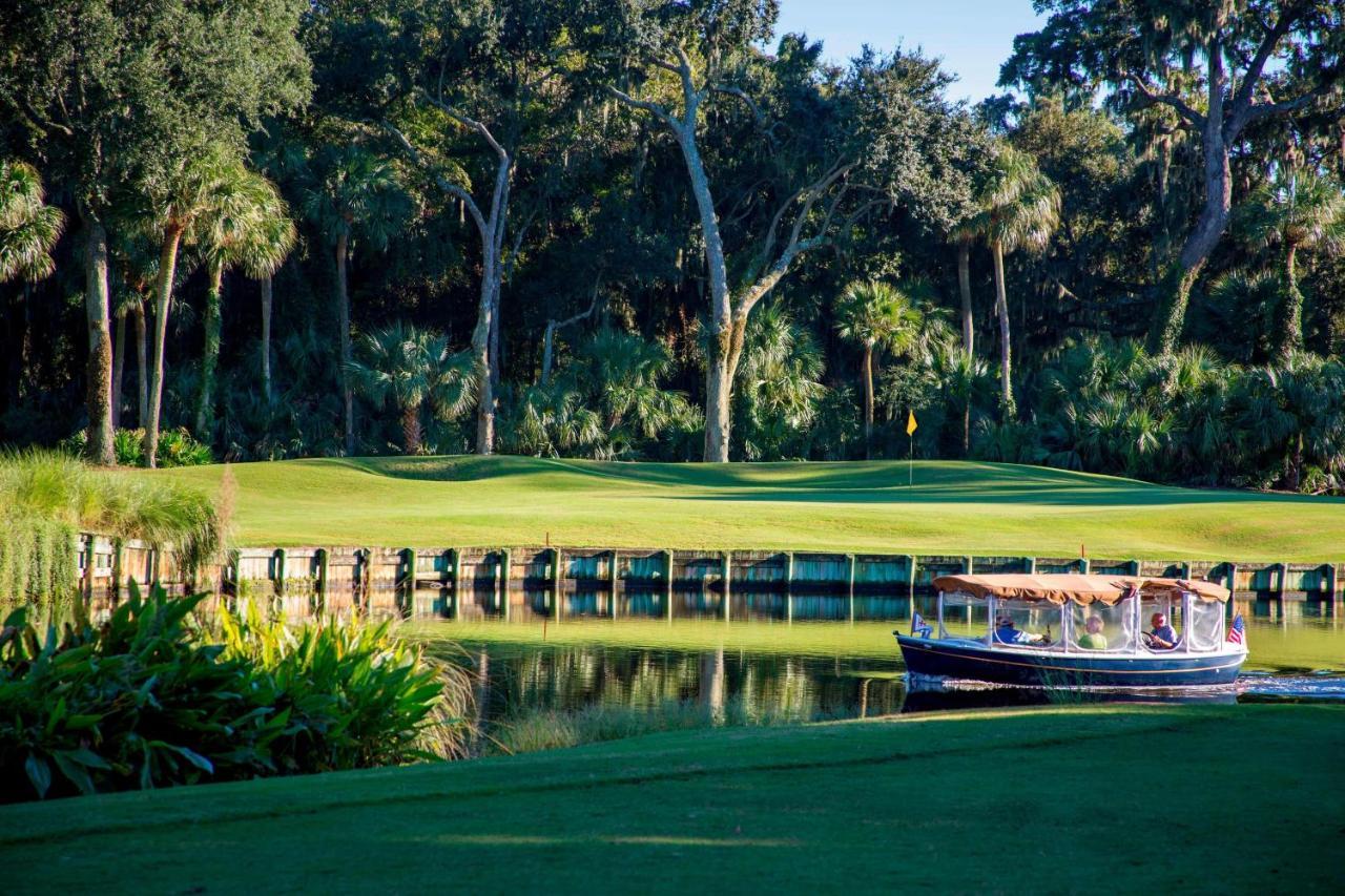 Hilton Beachfront Resort & Spa Hilton Head Island Exterior foto The 17th green at the Masters