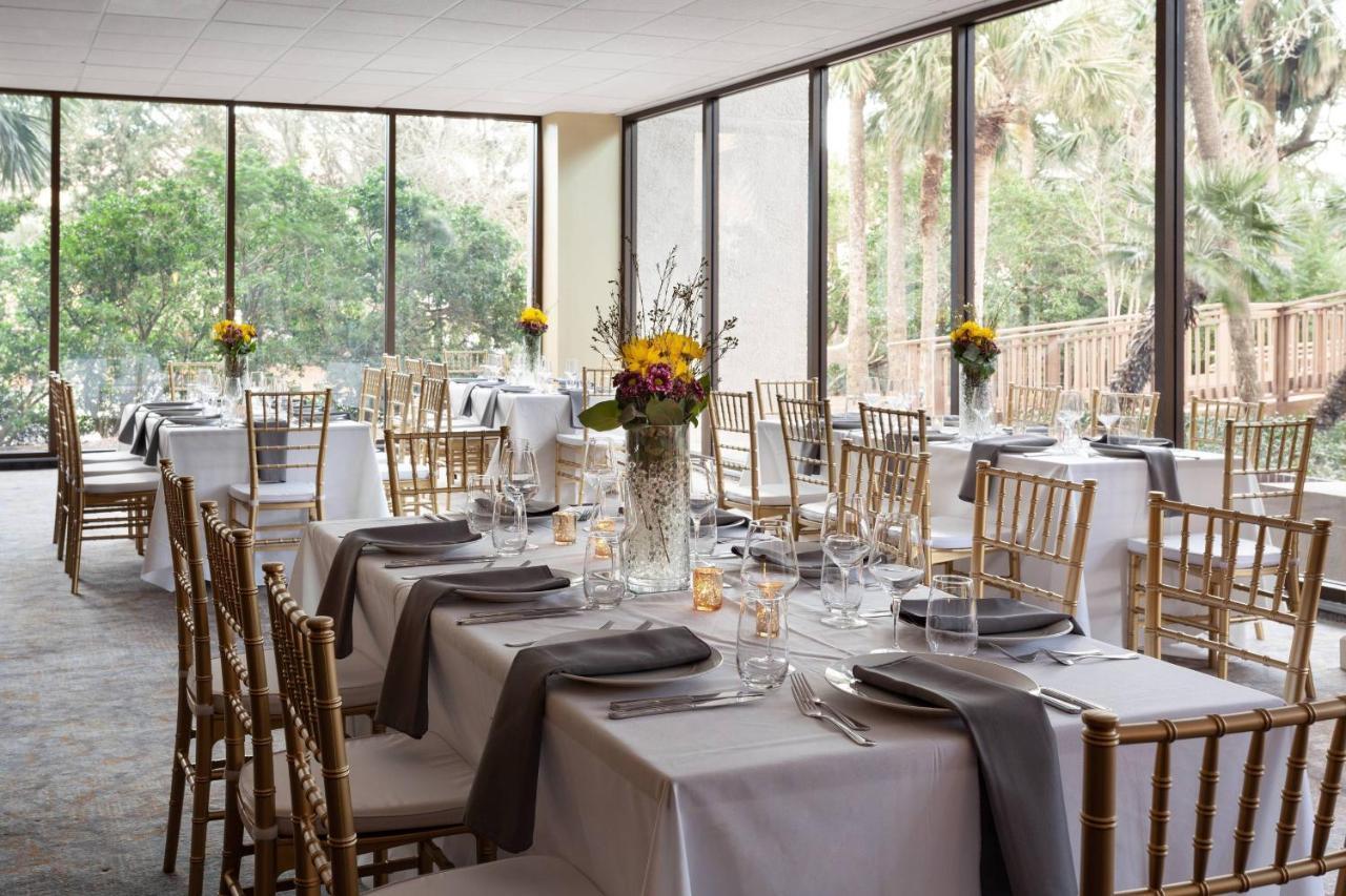 Hilton Beachfront Resort & Spa Hilton Head Island Exterior foto The interior of the ballroom at the Palm Beach Zoo