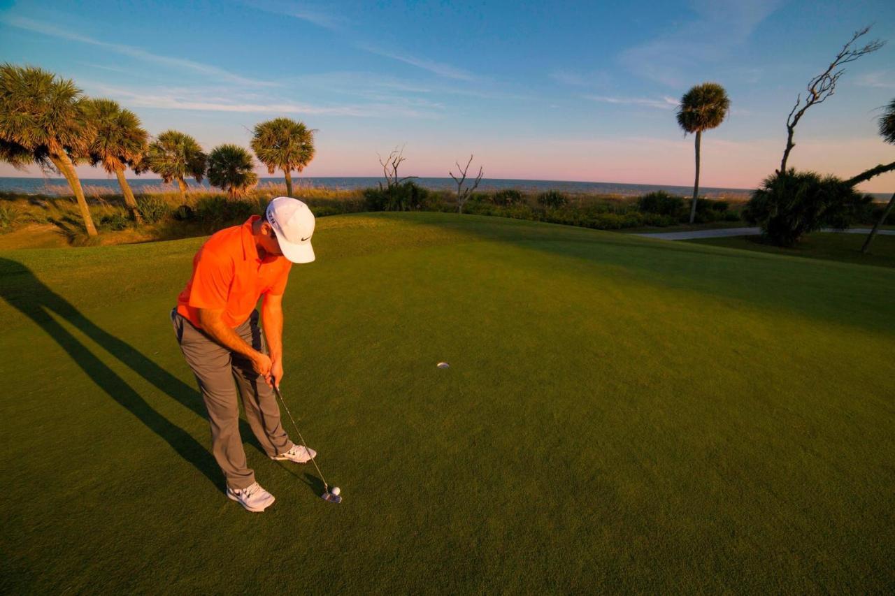 Hilton Beachfront Resort & Spa Hilton Head Island Exterior foto Golf course in Hilton Head Island