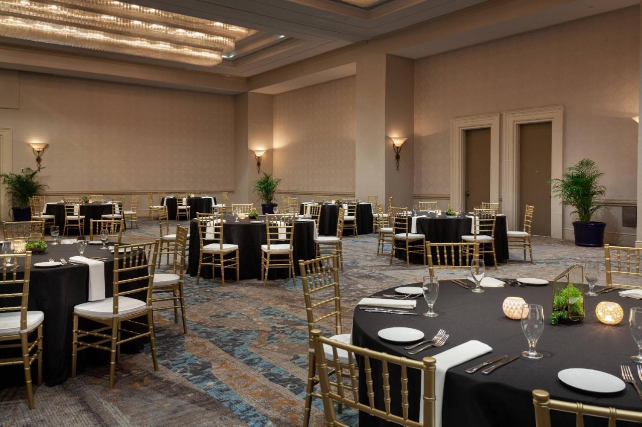 Hilton Beachfront Resort & Spa Hilton Head Island Exterior foto The ballroom at the JW Marriott Desert Springs Resort and Spa