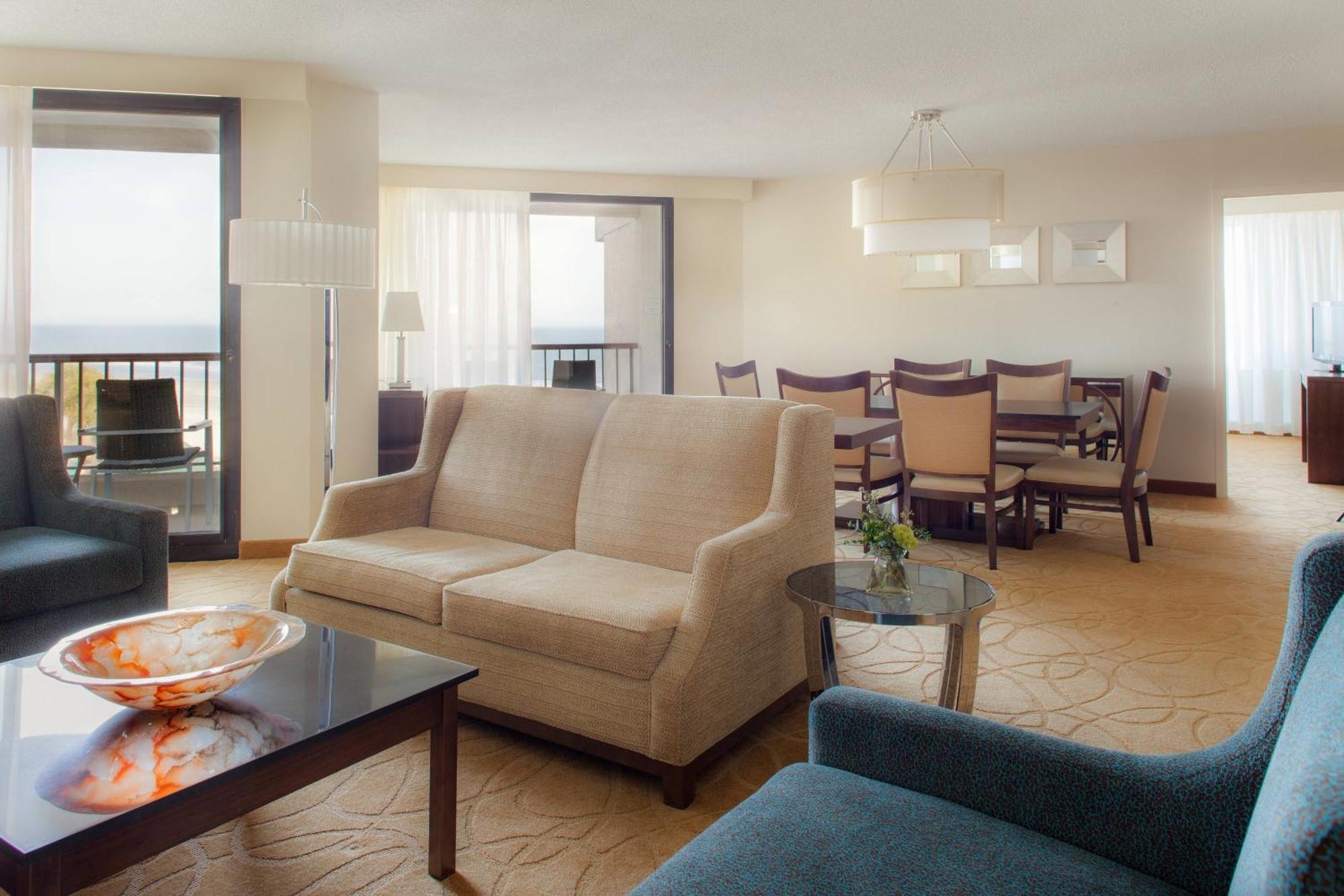 Hilton Beachfront Resort & Spa Hilton Head Island Exterior foto A suite at the Hilton Prague