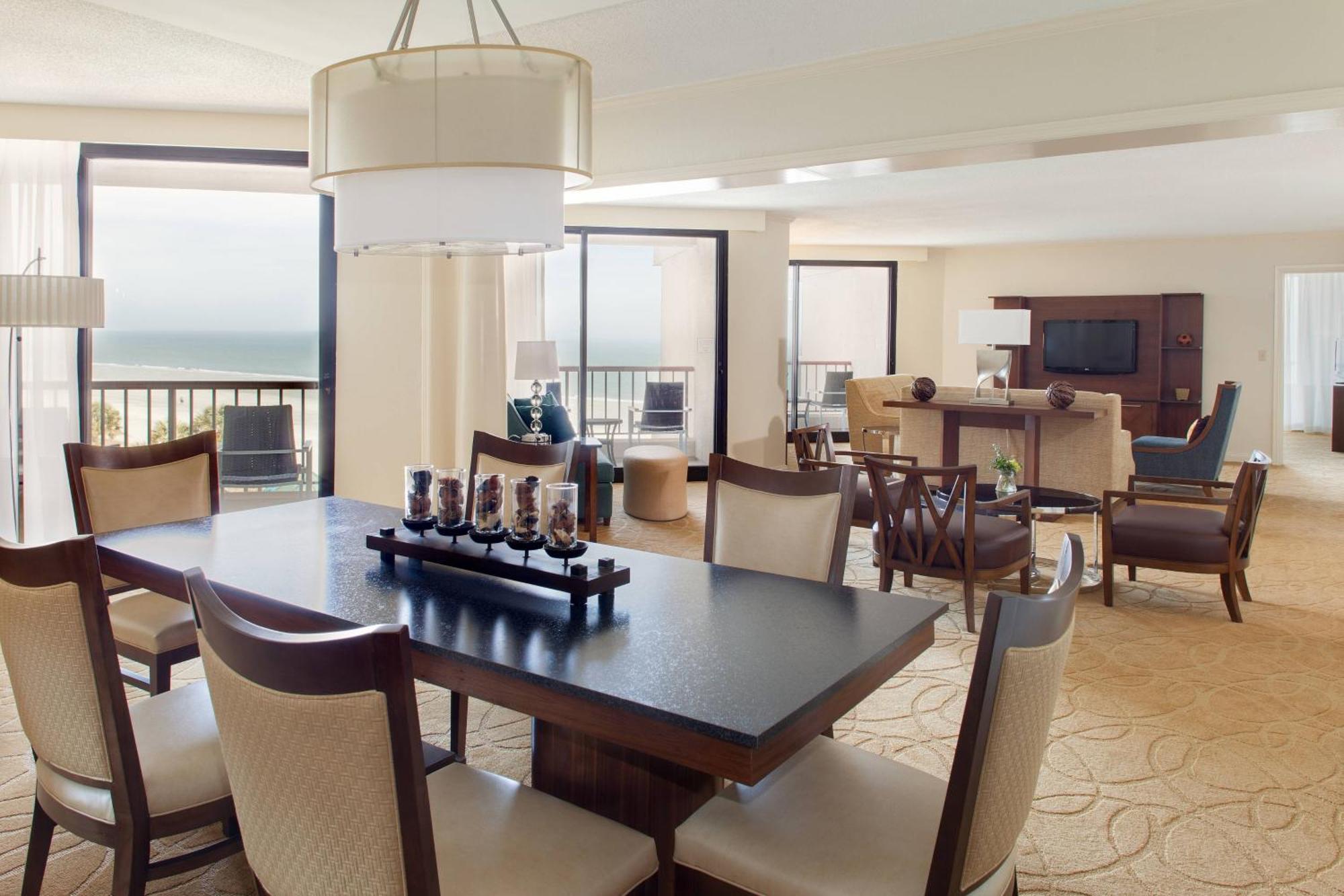 Hilton Beachfront Resort & Spa Hilton Head Island Exterior foto A suite at The Ritz-Carlton, Laguna Beach
