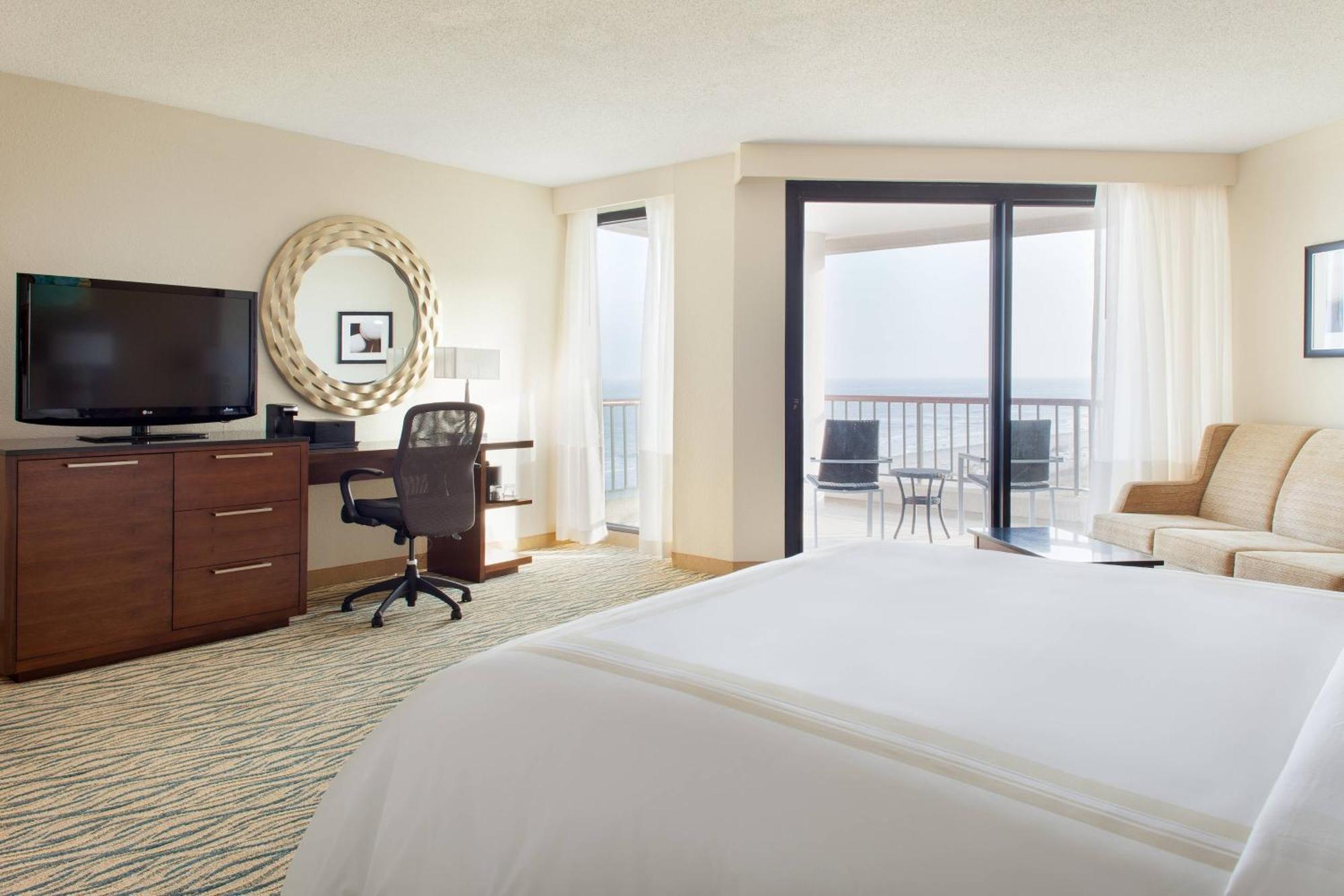 Hilton Beachfront Resort & Spa Hilton Head Island Exterior foto A guest room at the Hilton San Diego Bayfront