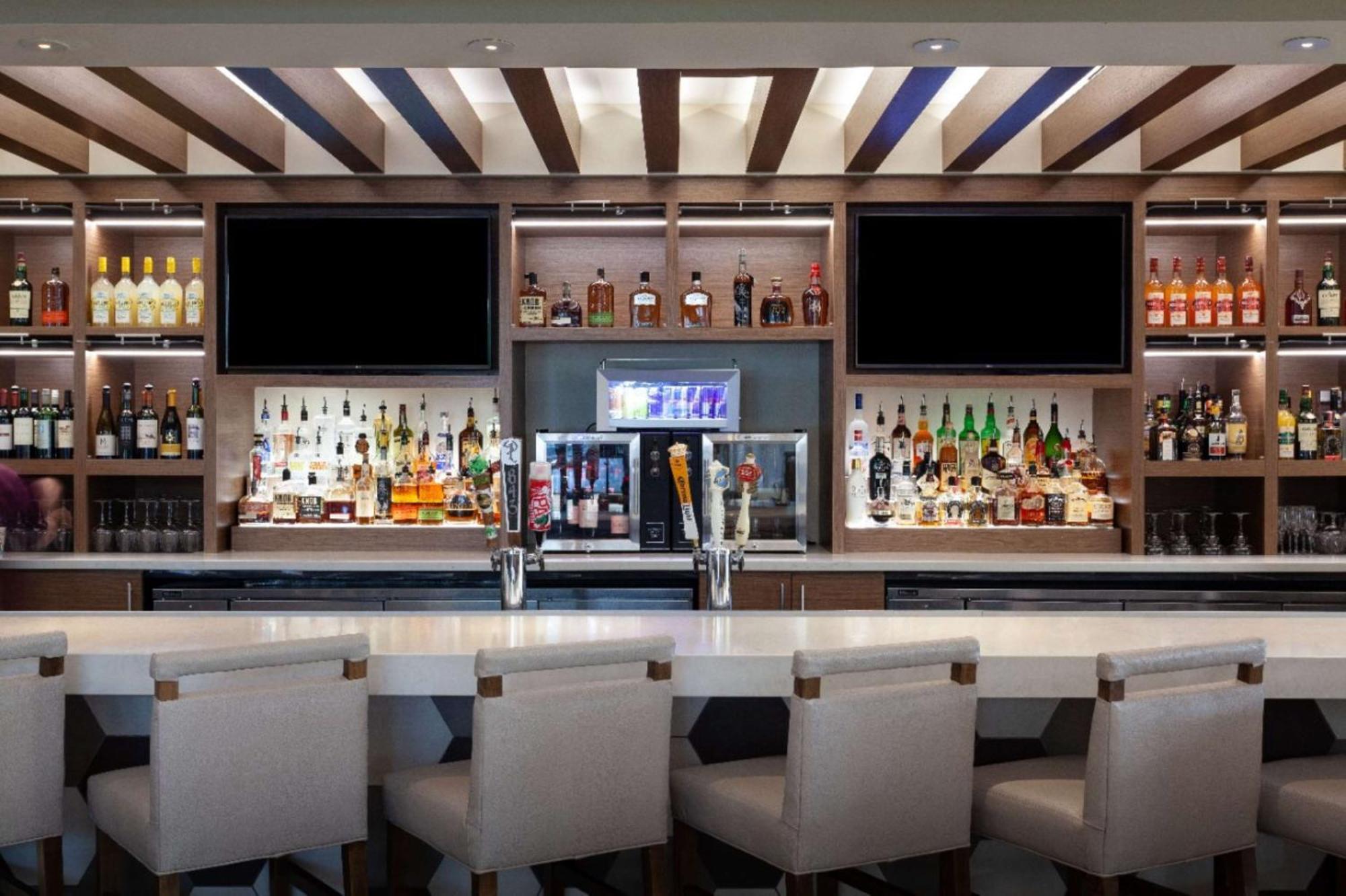 Hilton Beachfront Resort & Spa Hilton Head Island Exterior foto The bar at the 2014-opened lounge