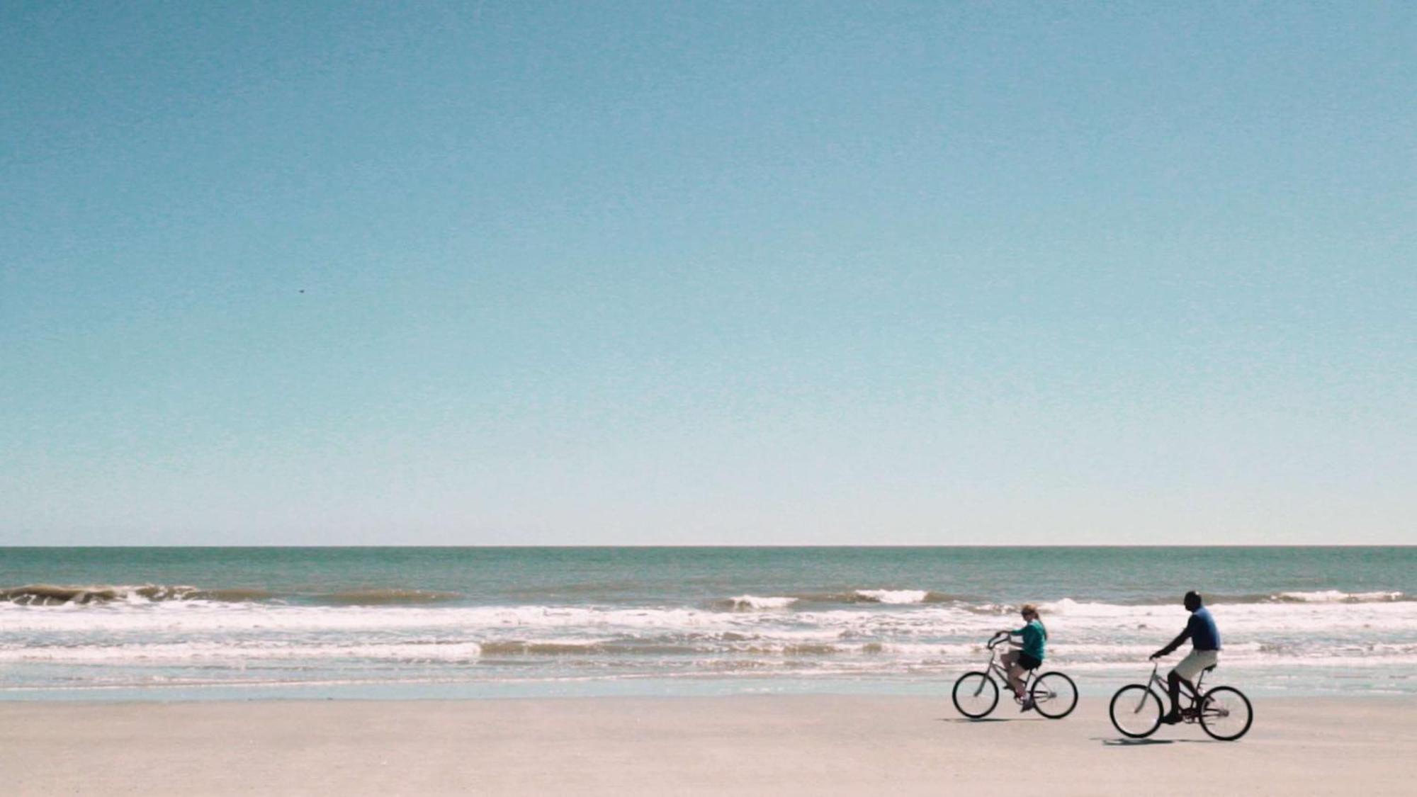 Hilton Beachfront Resort & Spa Hilton Head Island Exterior foto Biking on the beach