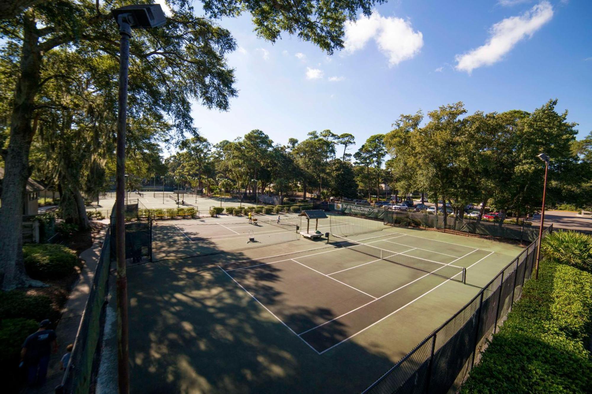 Hilton Beachfront Resort & Spa Hilton Head Island Exterior foto Tennis courts at the River Oaks Tennis Club